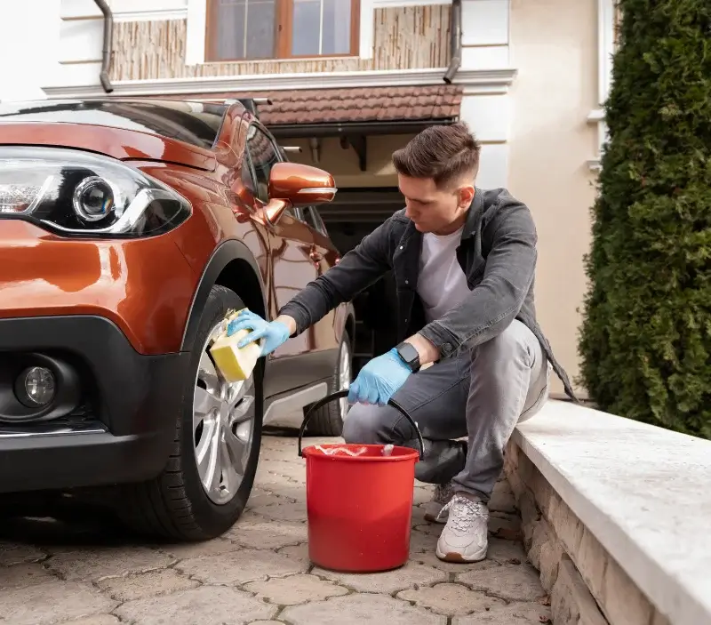 Lavage auto à domicile Rouvres-la-Chétive : professionnel intervenant sur un véhicule